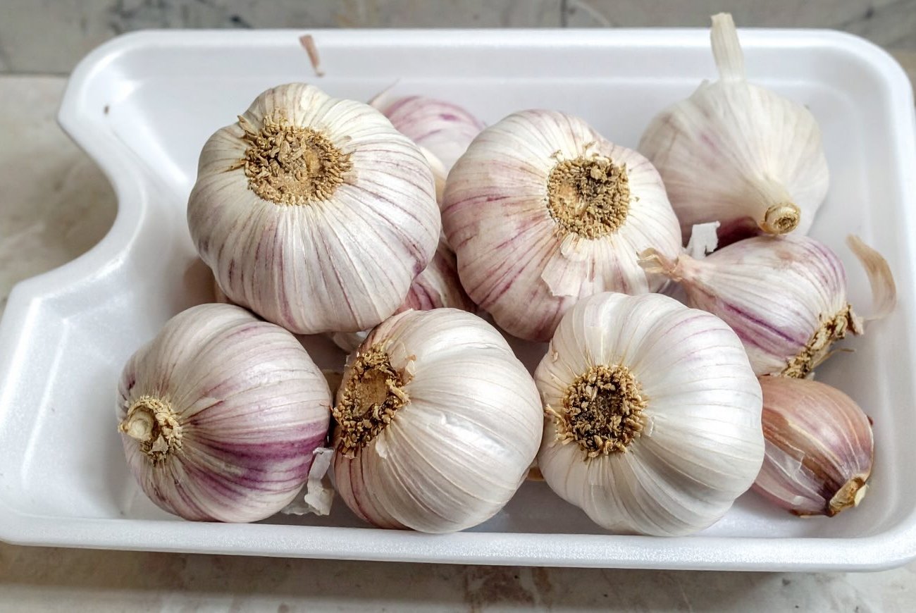 Чеснок очистится за 30 секунд: простой трюк без грязных рук и запаха на пальцах