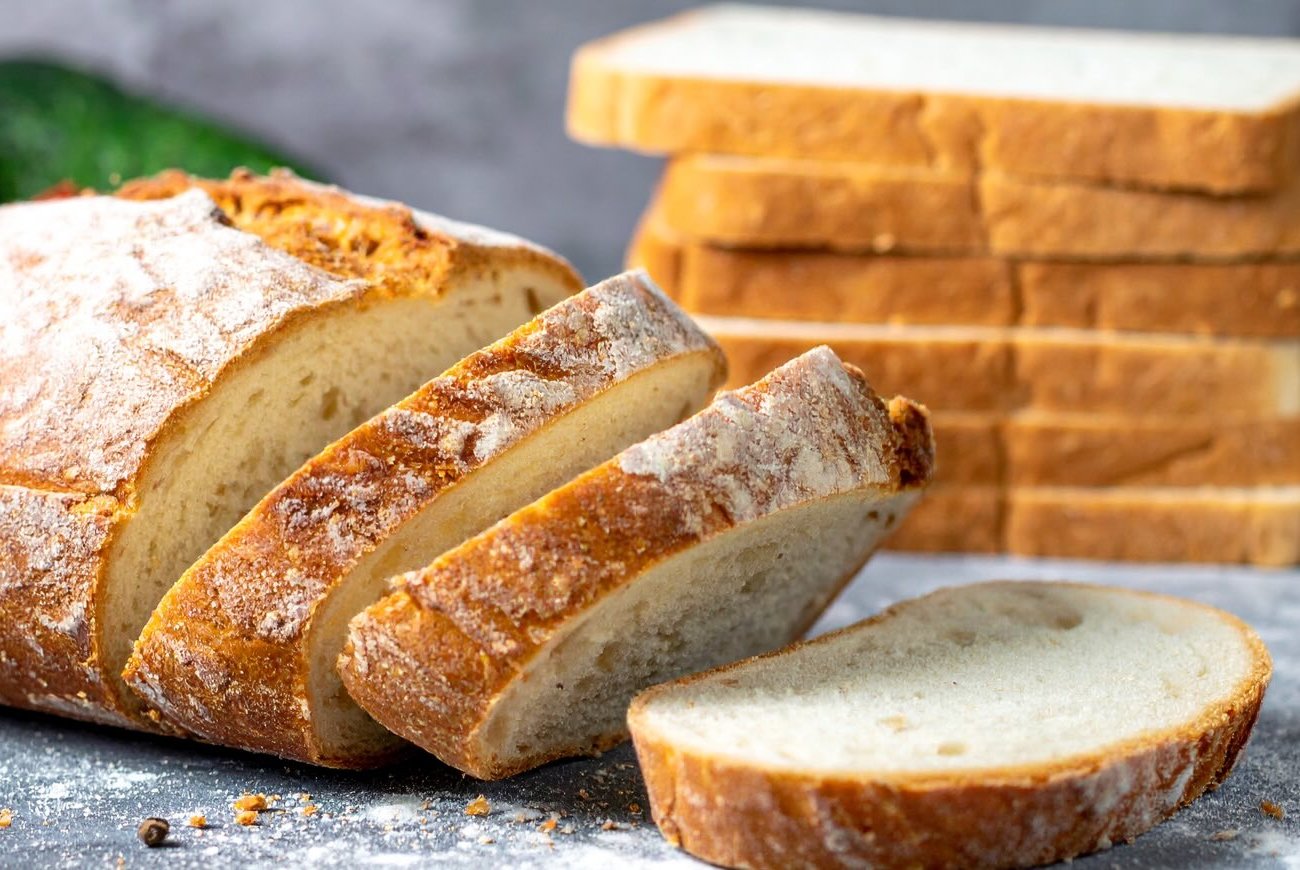 Сочная начинка не размочит бутерброды: простой трюк с заморозкой хлеба, о котором мало кто знает