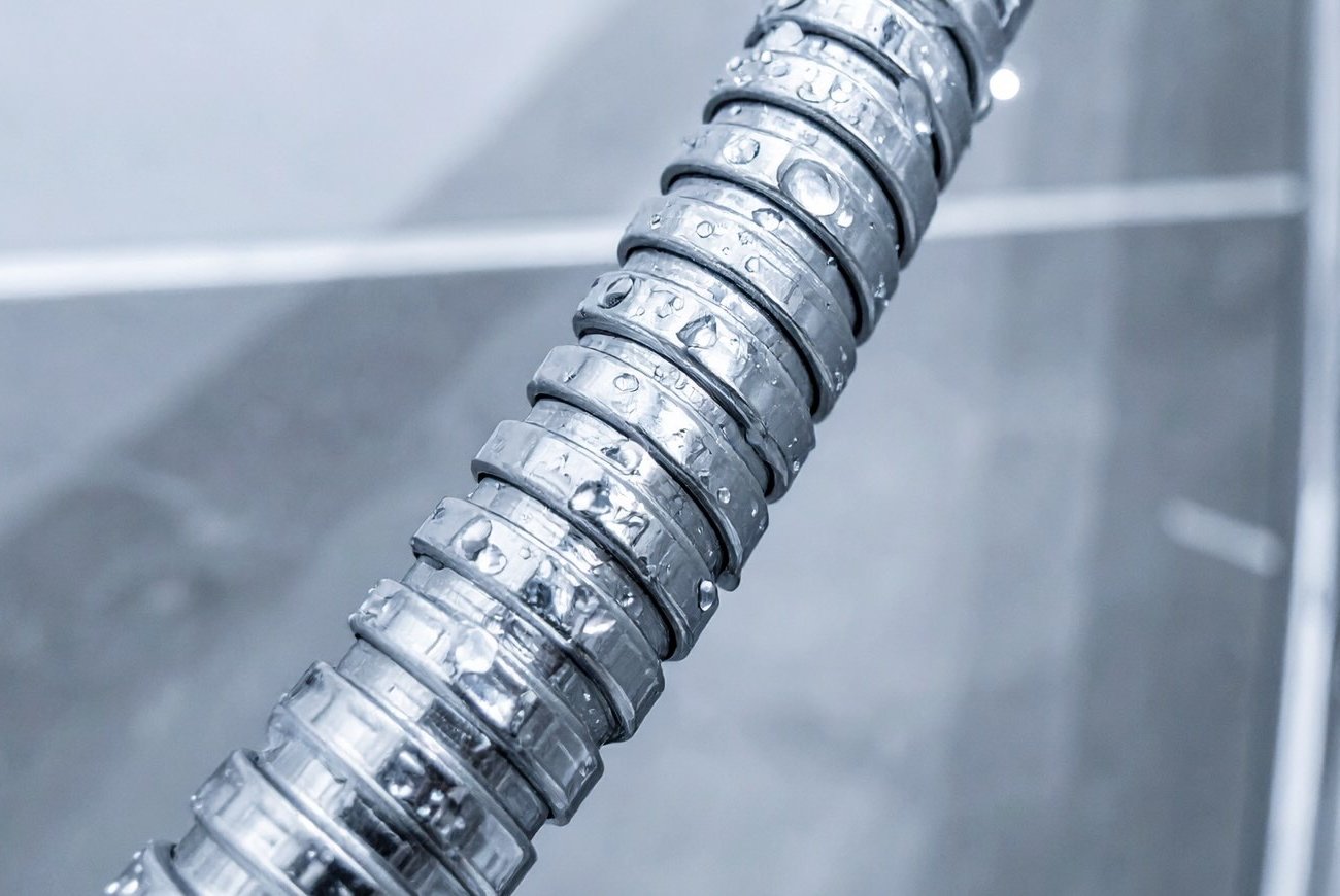 От известкового налета на душевом шланге не останется и следа: запомните способ, который работает всегда