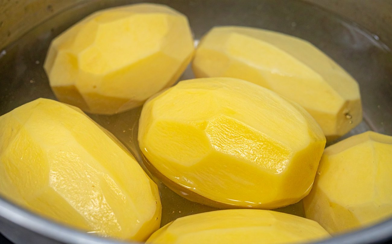 Картошка больше не разваливается при варке: запомните главные ошибки приготовления и как их избежать