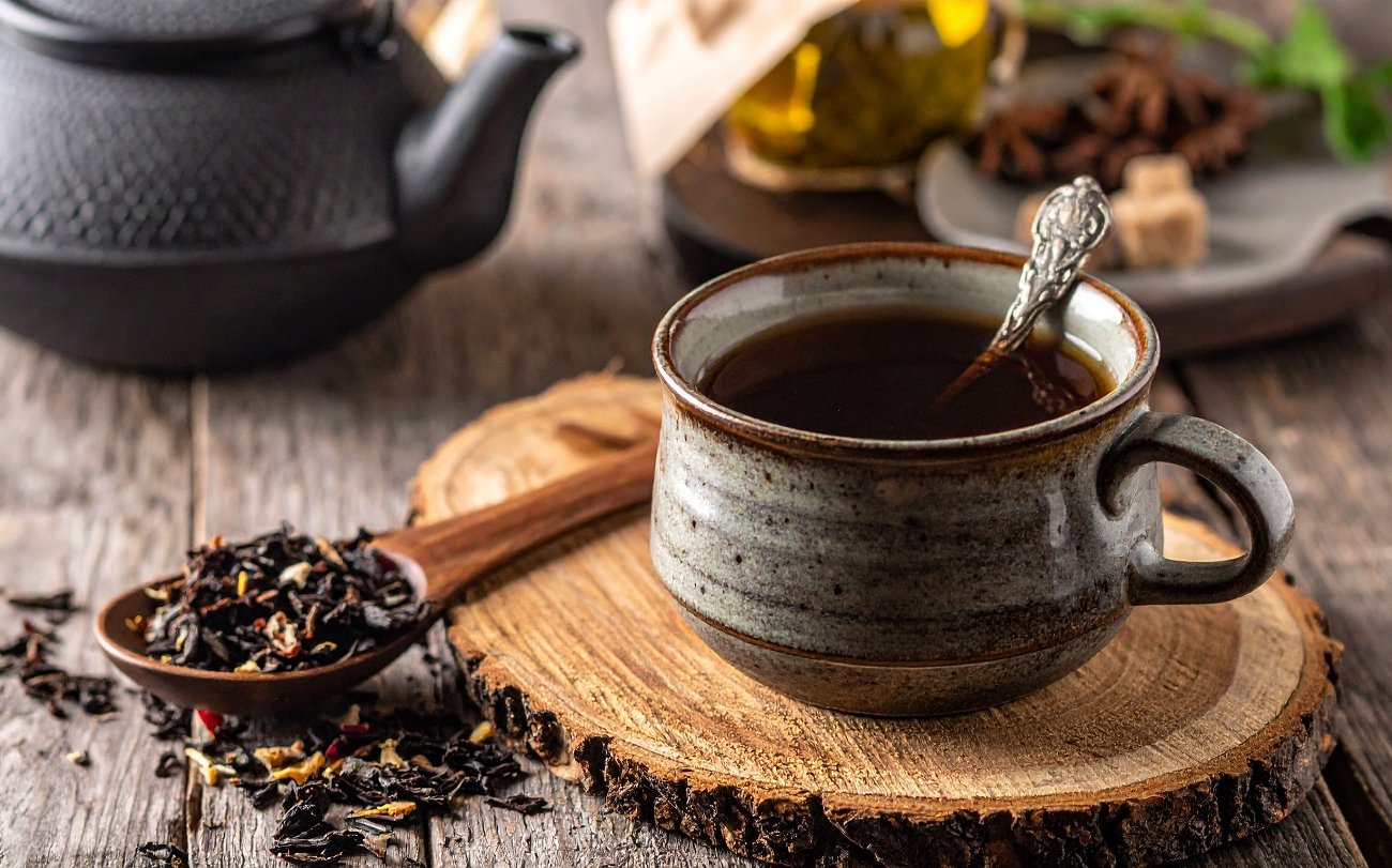 Чай с пленкой можно пить спокойно: специалисты объяснили причину ее образования и развеяли мифы