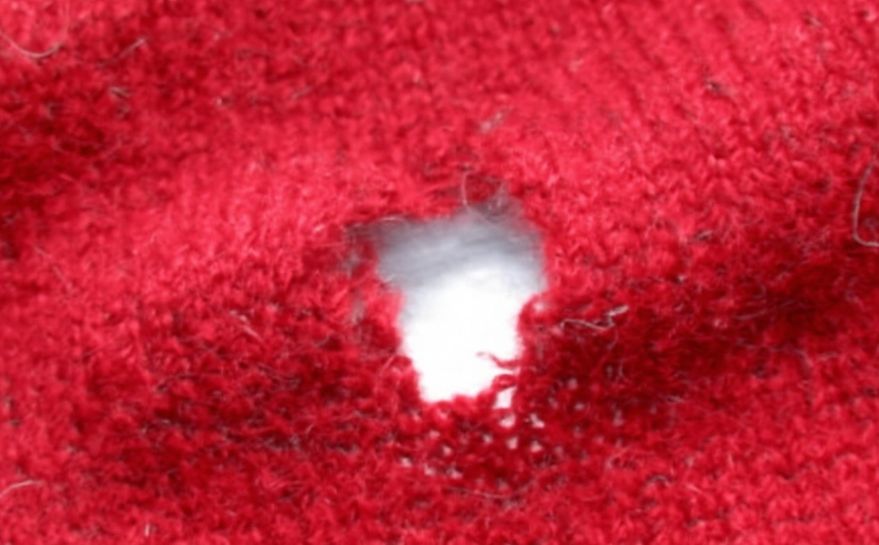 Дырка на одежде исчезнет без шитья: этот метод с утюгом через 5 минут вернет одежде первозданный вид