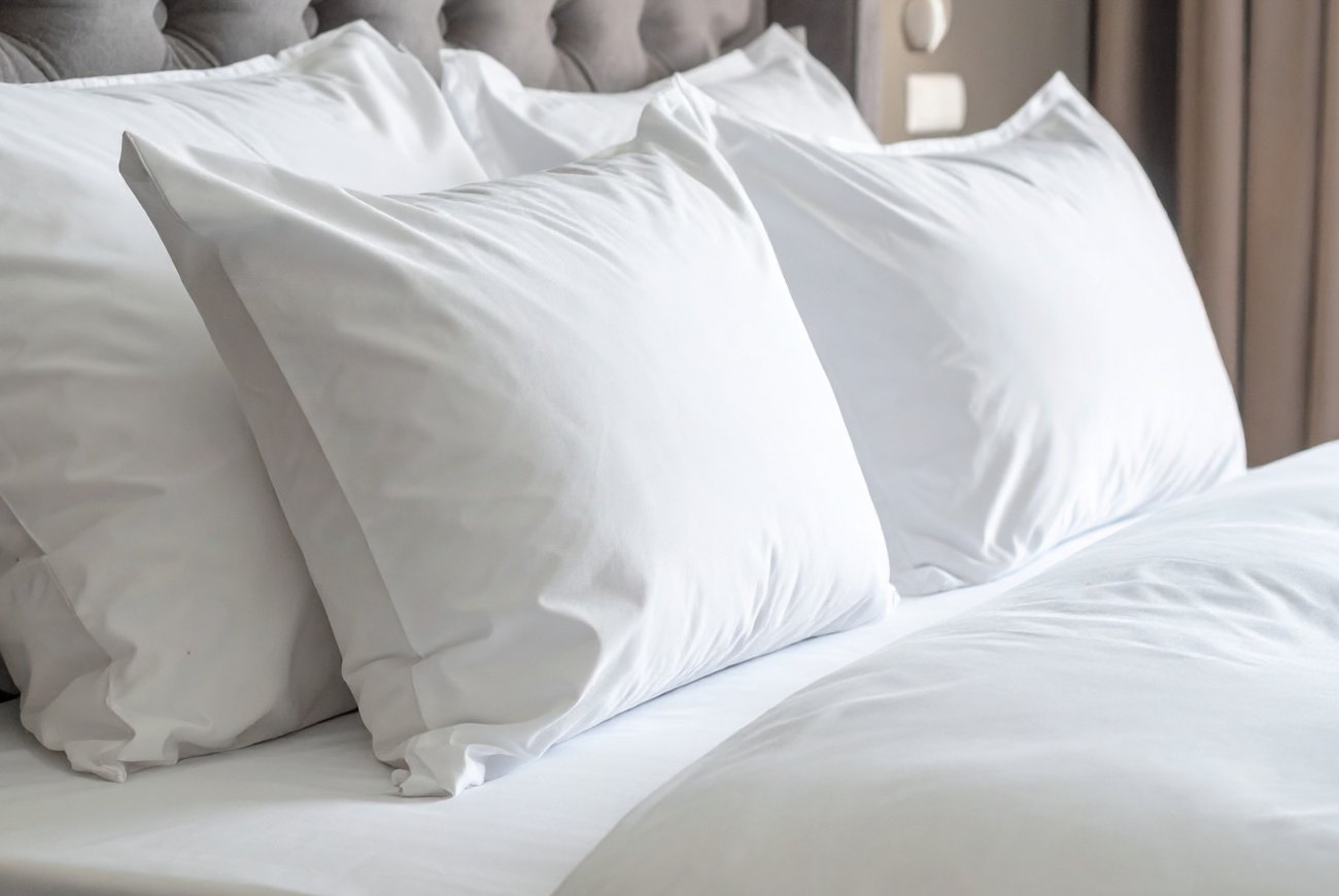 Засаленные наволочки снова станут белоснежными: запомните простой домашний способ стирки