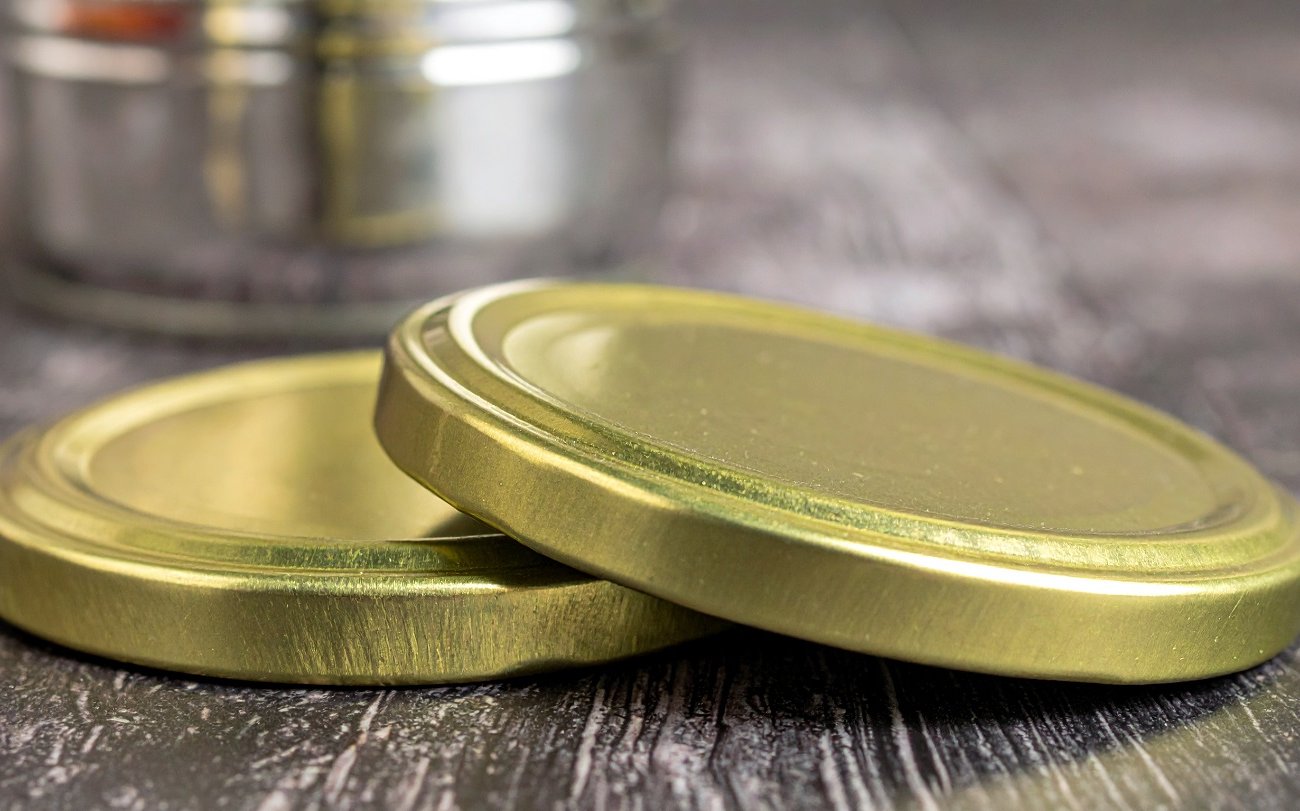 Крышки от банок больше не ржавеют: запомните простой способ защиты от закаток от коррозии