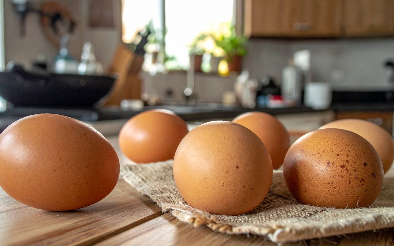 Треснувшее куриное яйцо не приговор: запомните способ варки в пищевом пакете