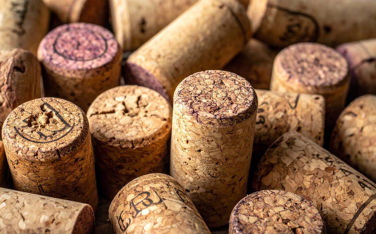 Пробки от винных бутылок станут находкой для дачника: идеальный материал для дренажного слоя