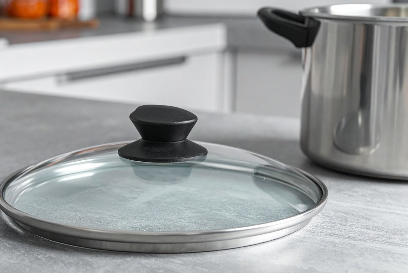 Труднодоступные места стеклянной крышки очищаются на раз-два: запомните этот быстрый способ очистки