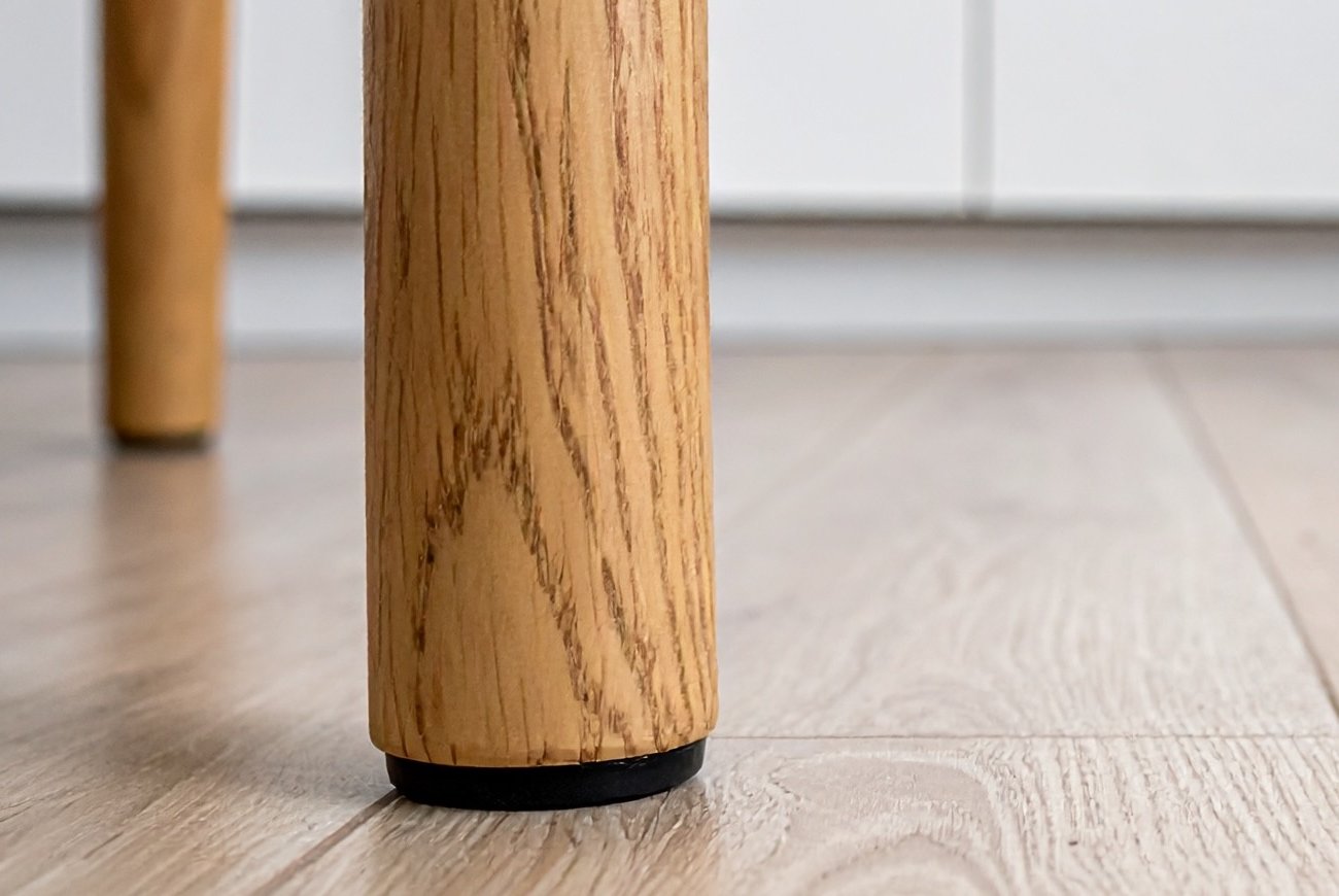 Шаткая мебель стоит как влитая: мебельщики элементарный способ с монеткой