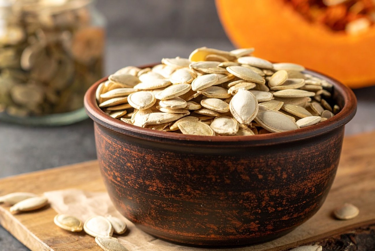 Тыквенные семечки работают лучше дорогих кремов: диетологи раскрыли их секрет против морщин