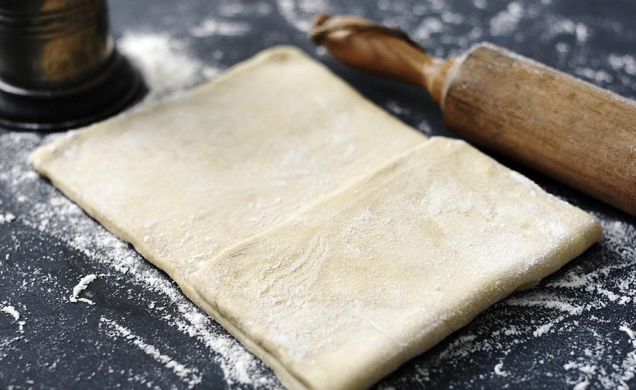 Слоеное тесто не поднимается и остается плоским: кондитеры назвали 4 главные ошибки