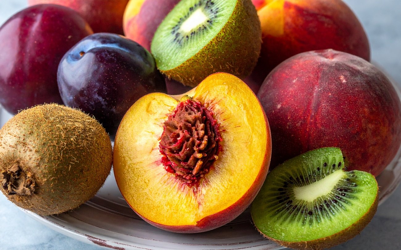 Кожура этих овощей и фруктов ценнее мякоти: диетологи рассказали, какие плоды нужно есть целиком