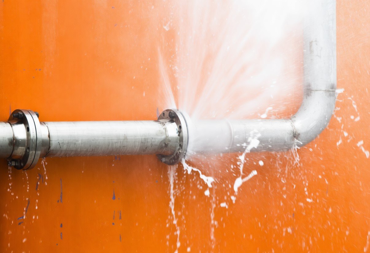 Как быстро устранить течь в трубе без вызова мастера: простое средство спасет от затопления