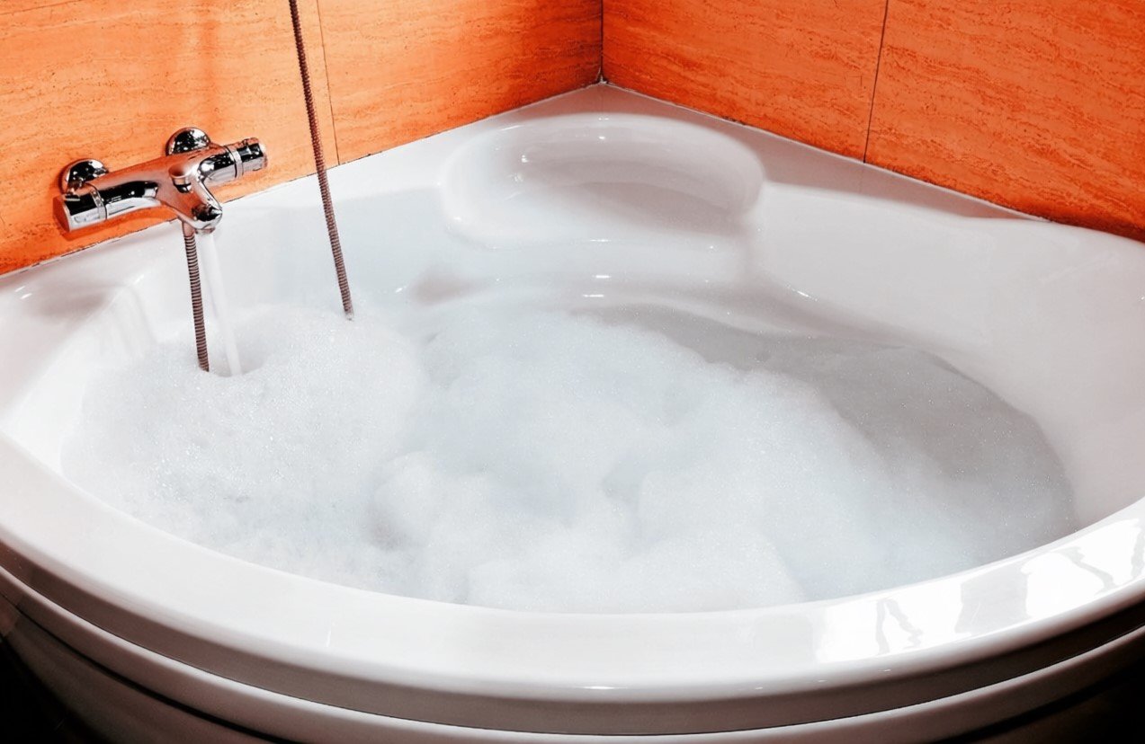 Нежная пузыристая пена продержится в ванне весь вечер: копеечный аптечный лайфхак