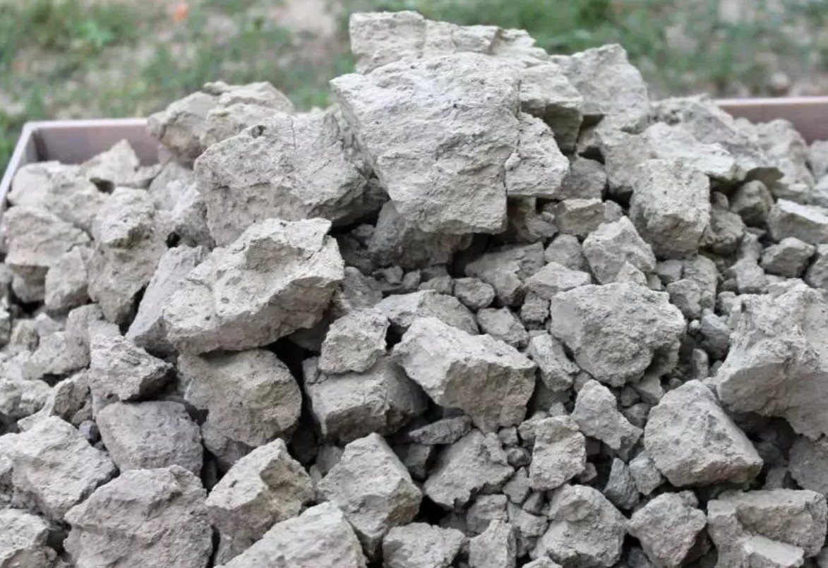 Не торопитесь выбрасывать затвердевший цемент: 3 практичных способа использования в хозяйстве