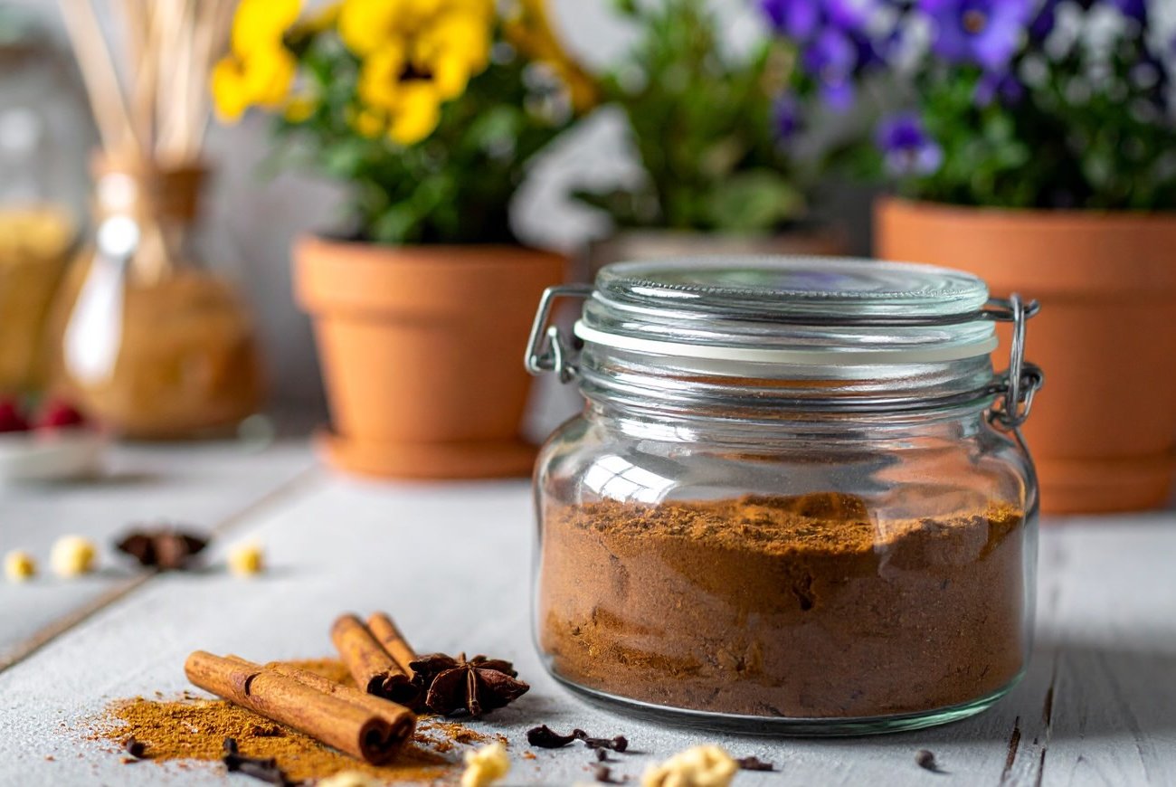 Обычная корица спасёт ваши цветы: копеечный способ заменить дорогие удобрения и стимуляторы