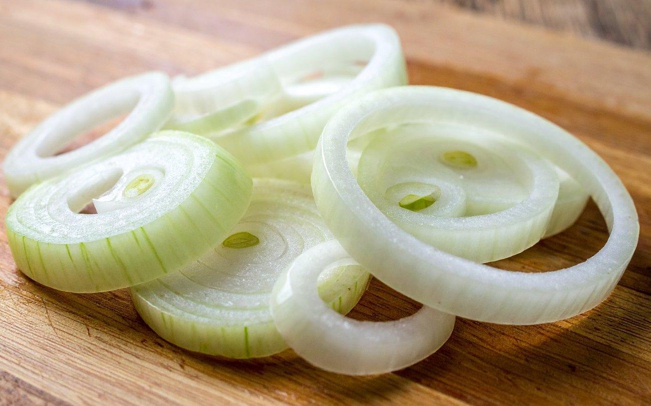 Горечь лука исчезнет из блюда: запомните простую хитрость опытных хозяек