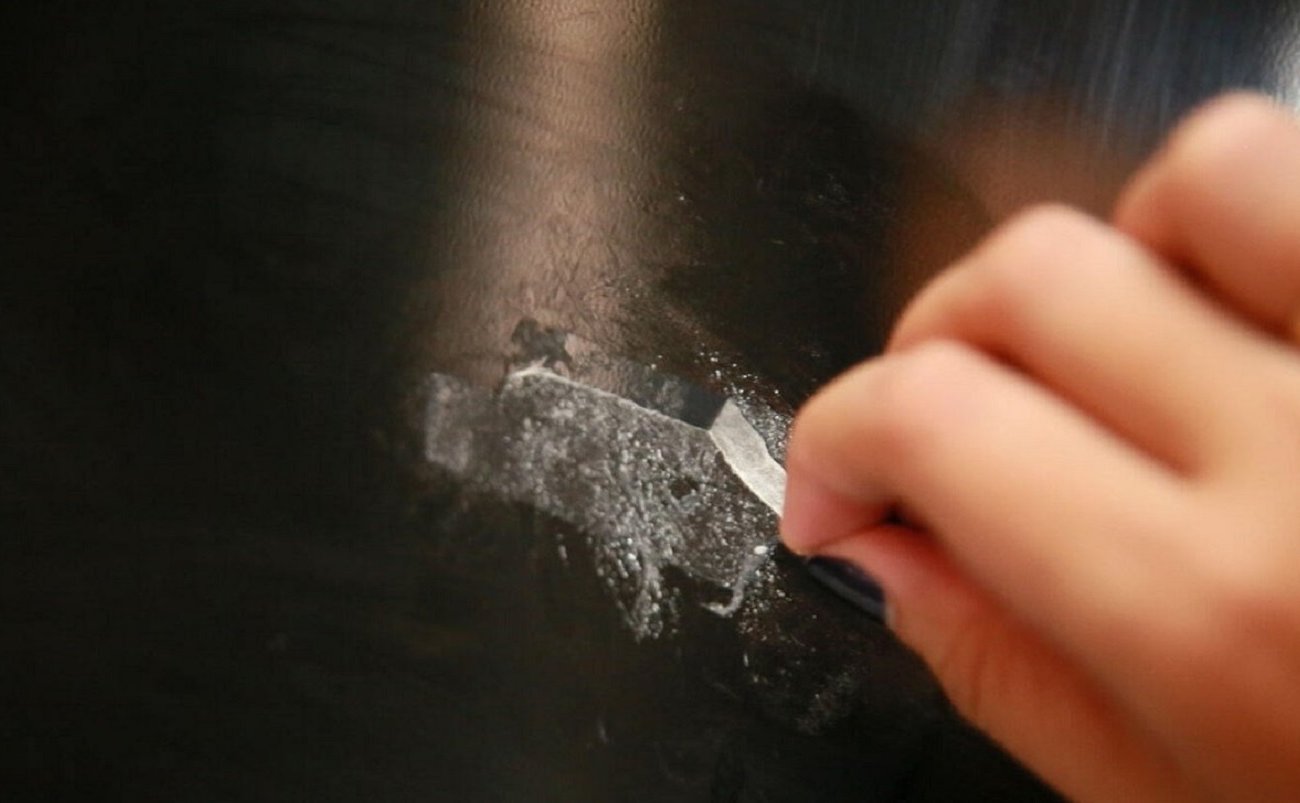 От наклеек на поверхности стекла не останется и следа: проверенные способы очистки