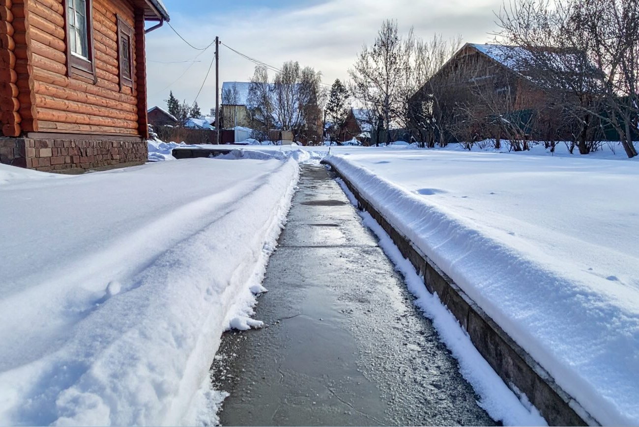 Дорожки будут безопасными всю зиму: способы борьбы с гололедом
