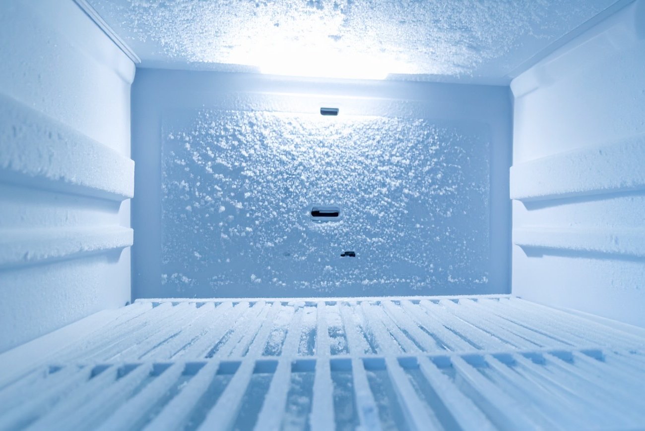 Морозилка больше не обрастает наледью: поможет копеечное аптечное средство