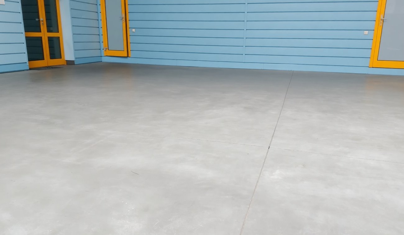 Как избавиться от пыли на бетонном полу в гараже: простая пропитка без лишних затрат