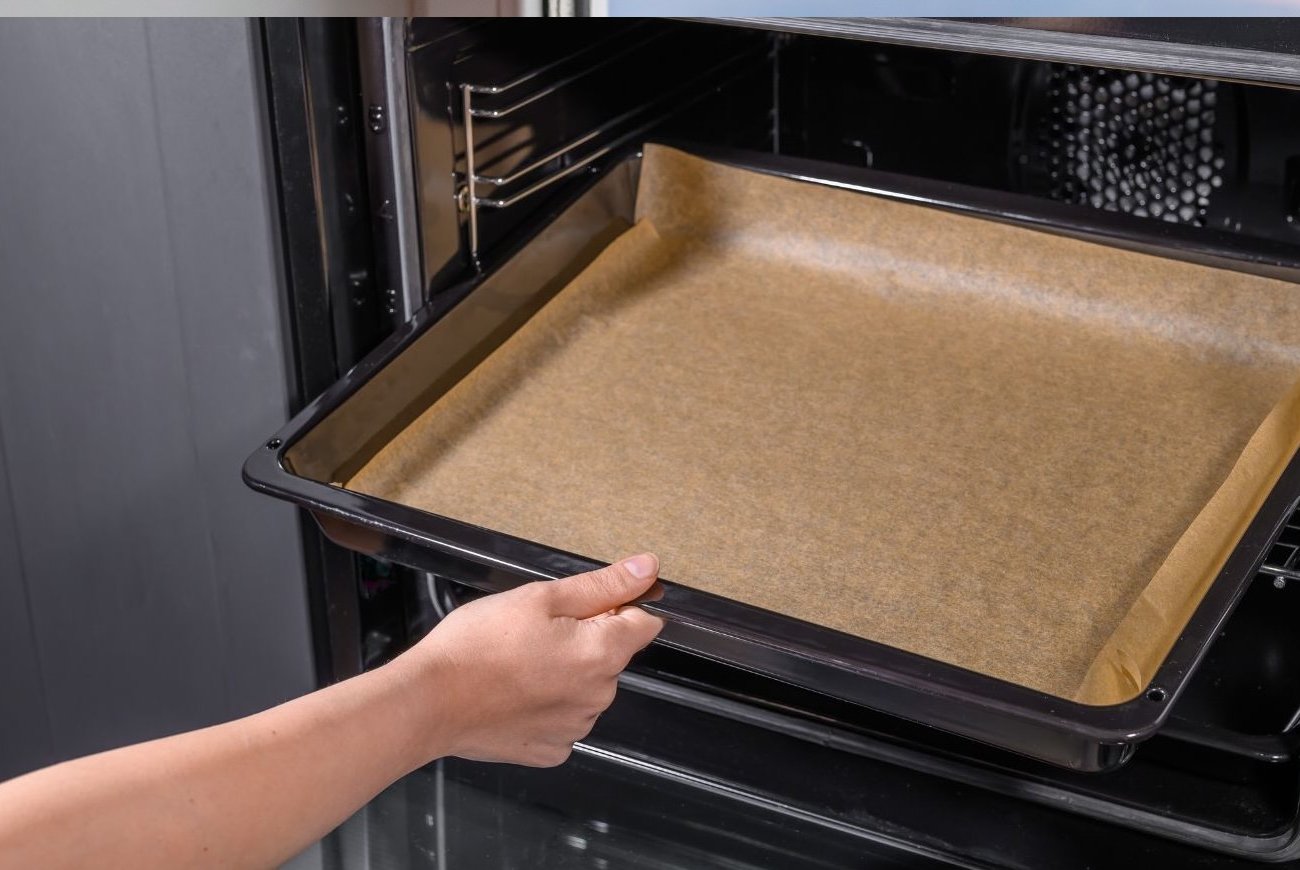 Выпечка всегда получается идеальной: запомните бабушкин трюк с противнем и солью