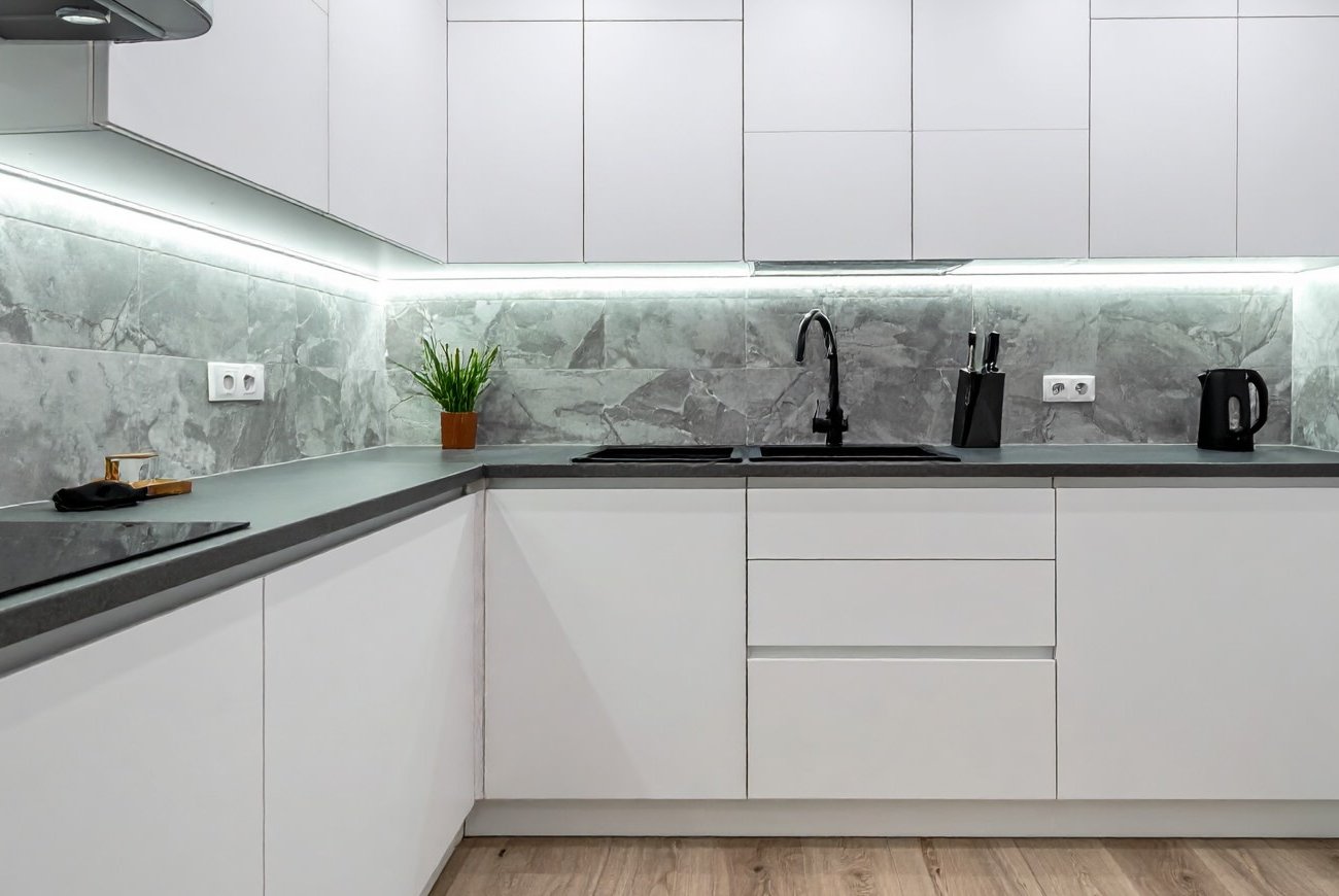 Кухонные шкафчики засияют чистотой: 3 копеечных способа избавиться от жирных брызг и пятен