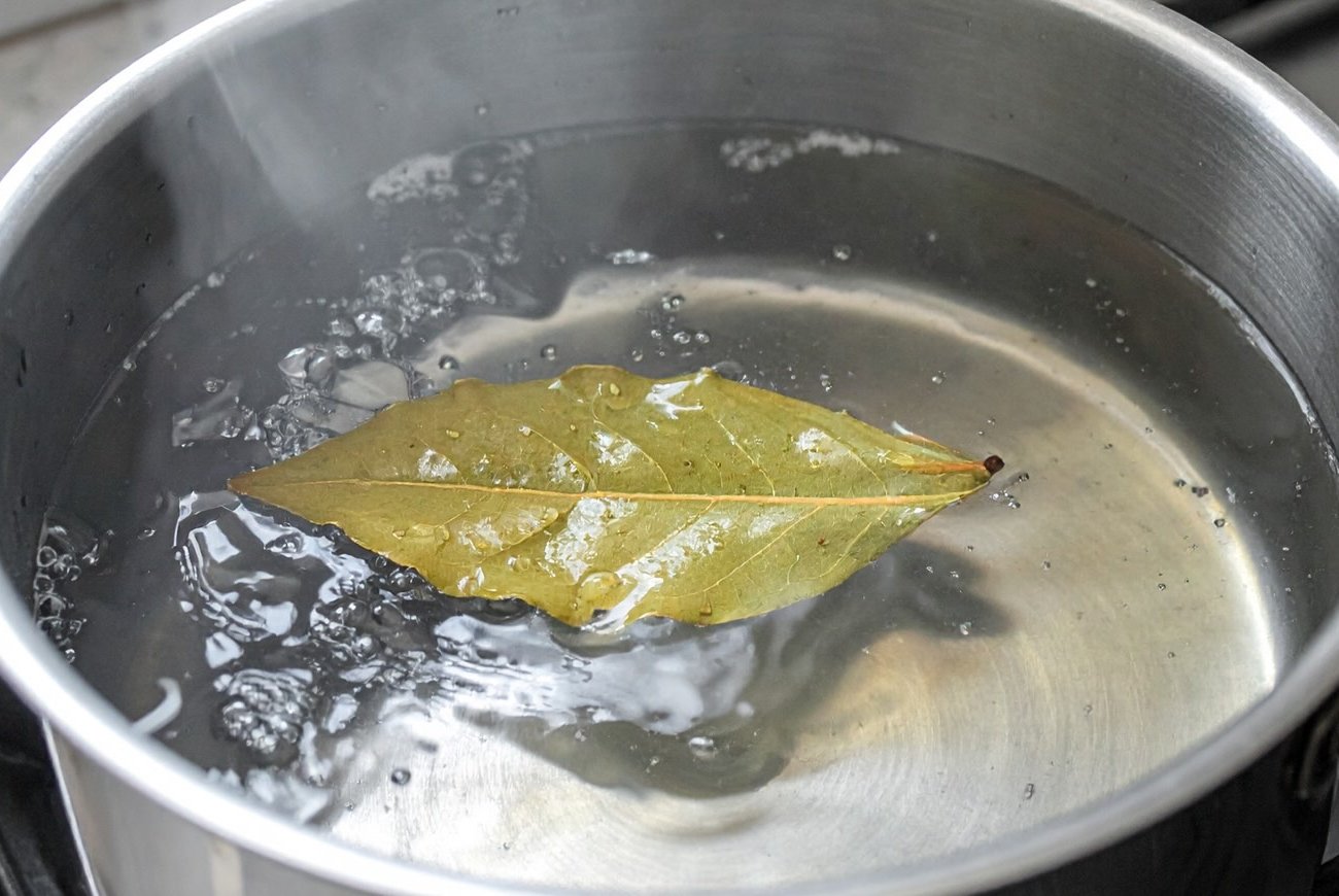 Зачем добавлять лаврушку в кастрюлю с картошкой: способ варки, о котором мало кто знает