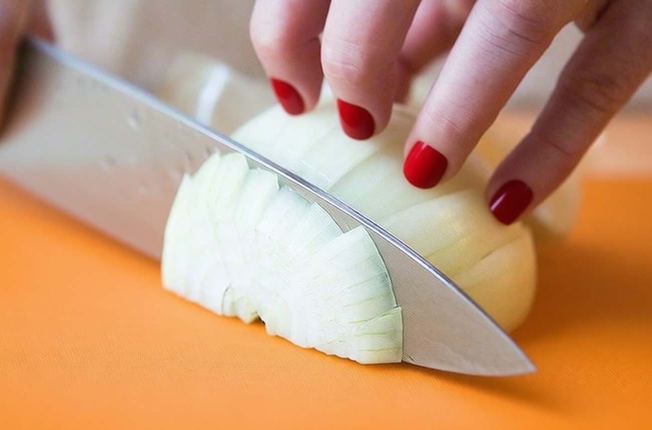 Как быстро нарезать лук без слез: безотказный метод без специальных средств