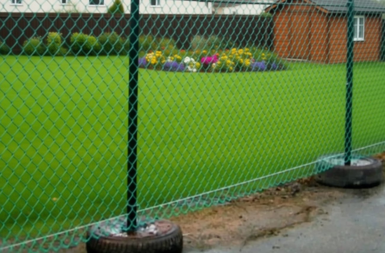 Как быстро установить забор без фундамента: быстрый бюджетный способ с покрышками