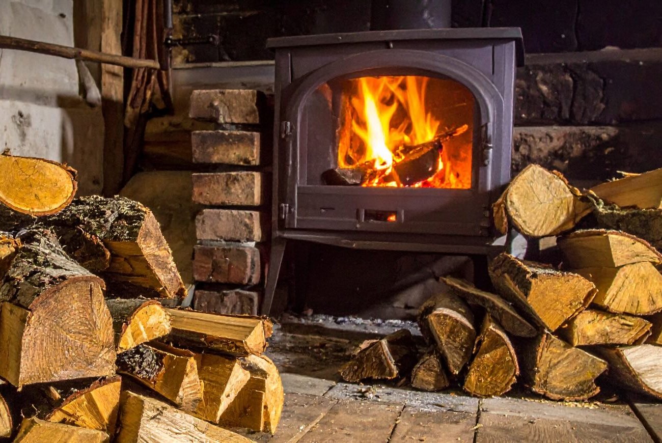 Печь греет как никогда, а дров уходит меньше: все дело в правильной закладке