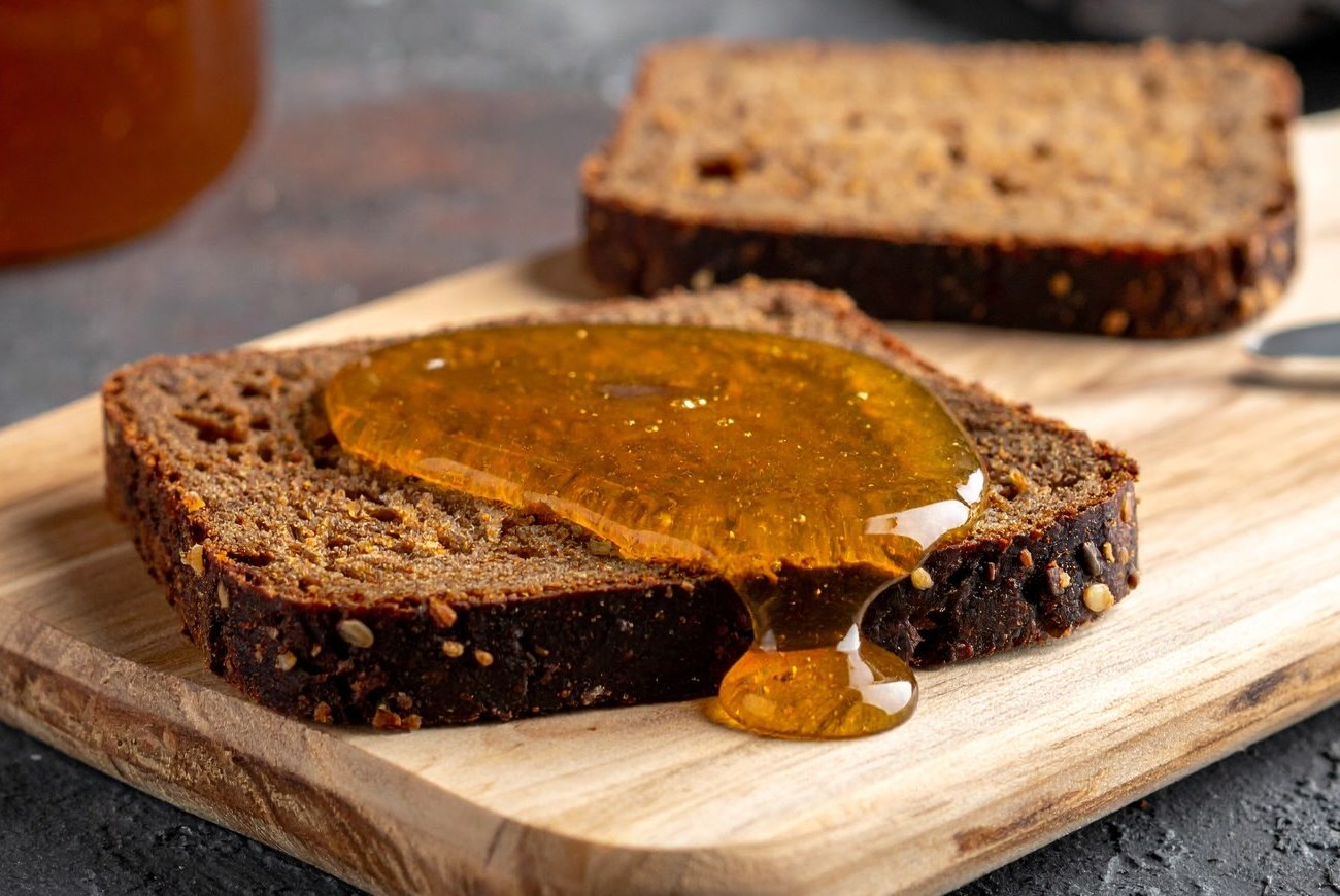 Черный хлеб с медом улучшит ваше самочувствие: неожиданная польза простого сочетания продуктов