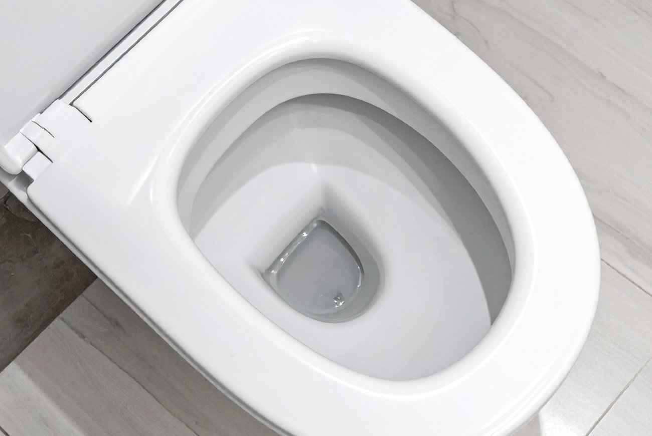 Как очистить унитаз от ржавчины без химии: таблетка из аптечки сделает всё сама