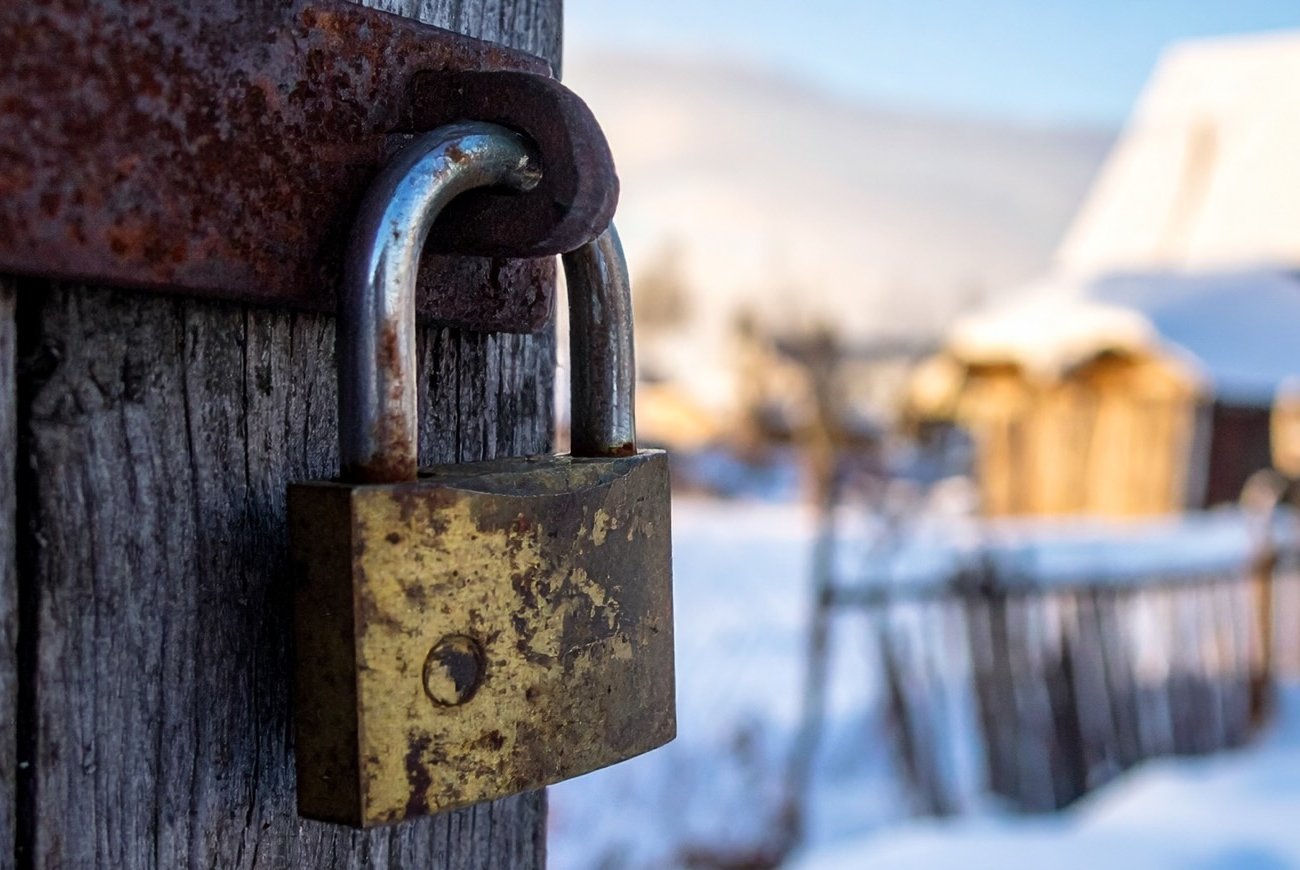 Замерзший замок откроется за минуту: запомните 3 проверенных способа разморозки