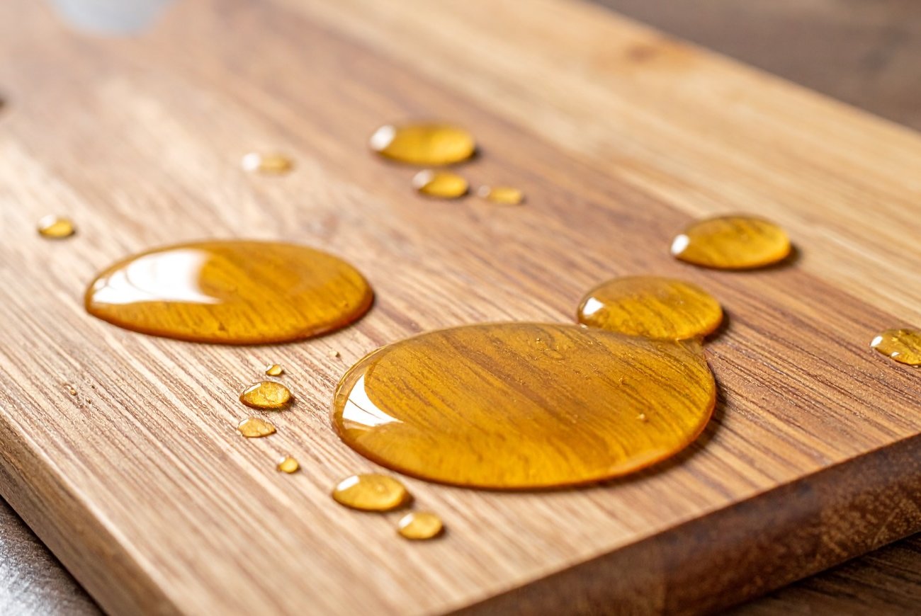 Зачем опытные хозяйки натирают разделочные доски вазелиновым маслом: простой способ защитит от трещин