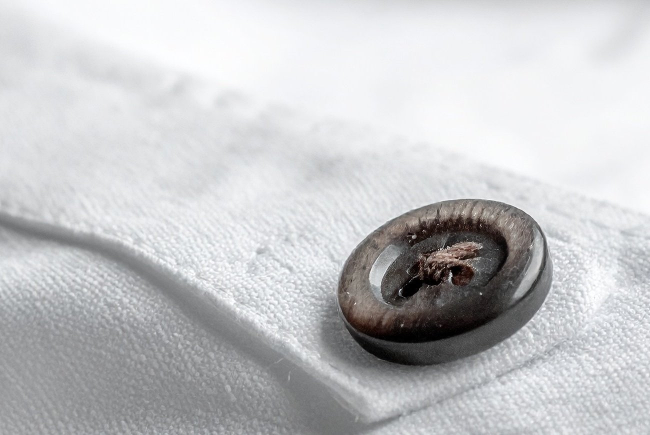 Закрепляю отрывающуюся пуговицу за минуту без швейных принадлежностей: способ с лаком