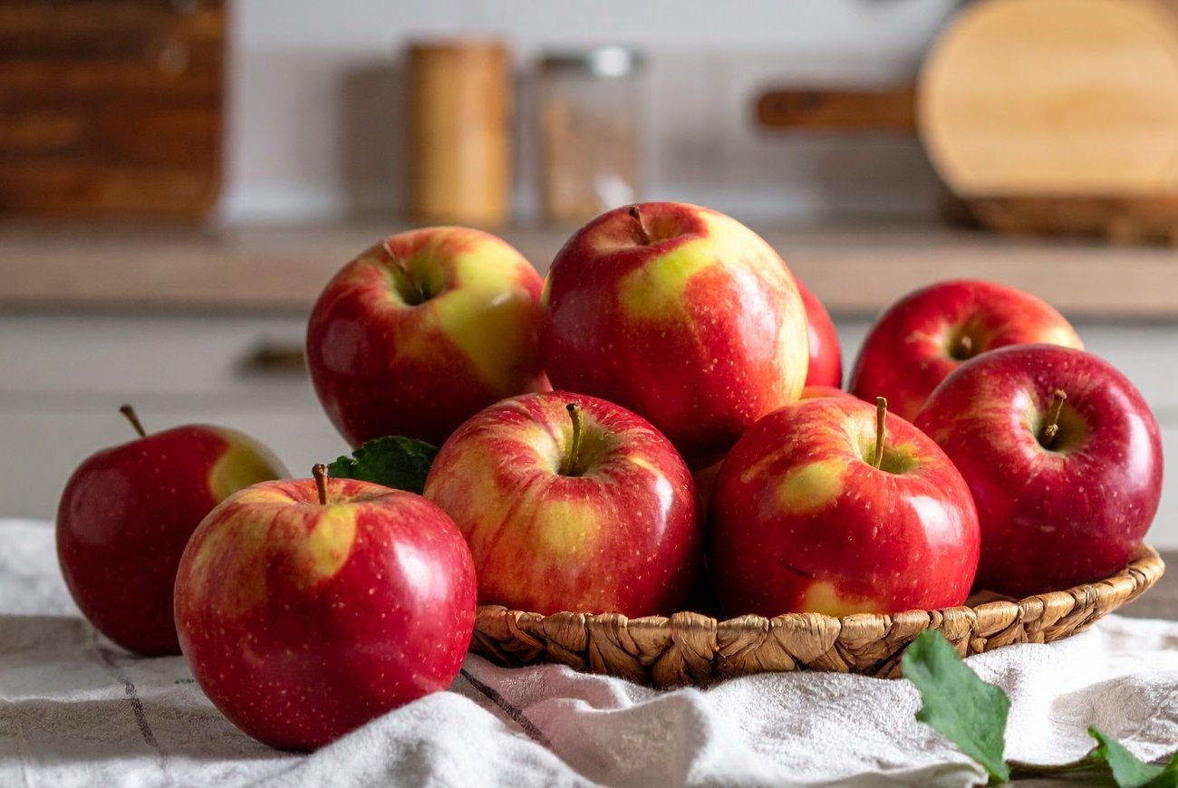 Красные яблоки могут быть опасны: запомните, кому нельзя их употреблять