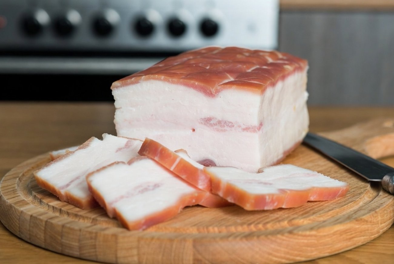 Сало будет таять на языке: запомните одну добавку для идеальной засолки