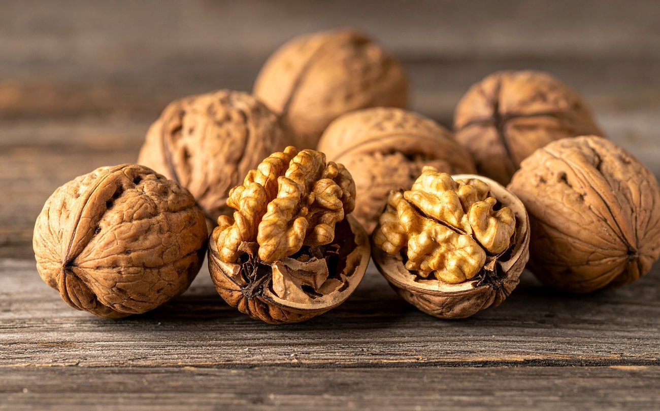 Раскалываю грецкие орехи без усилий и орехокола: простая хитрость из детства