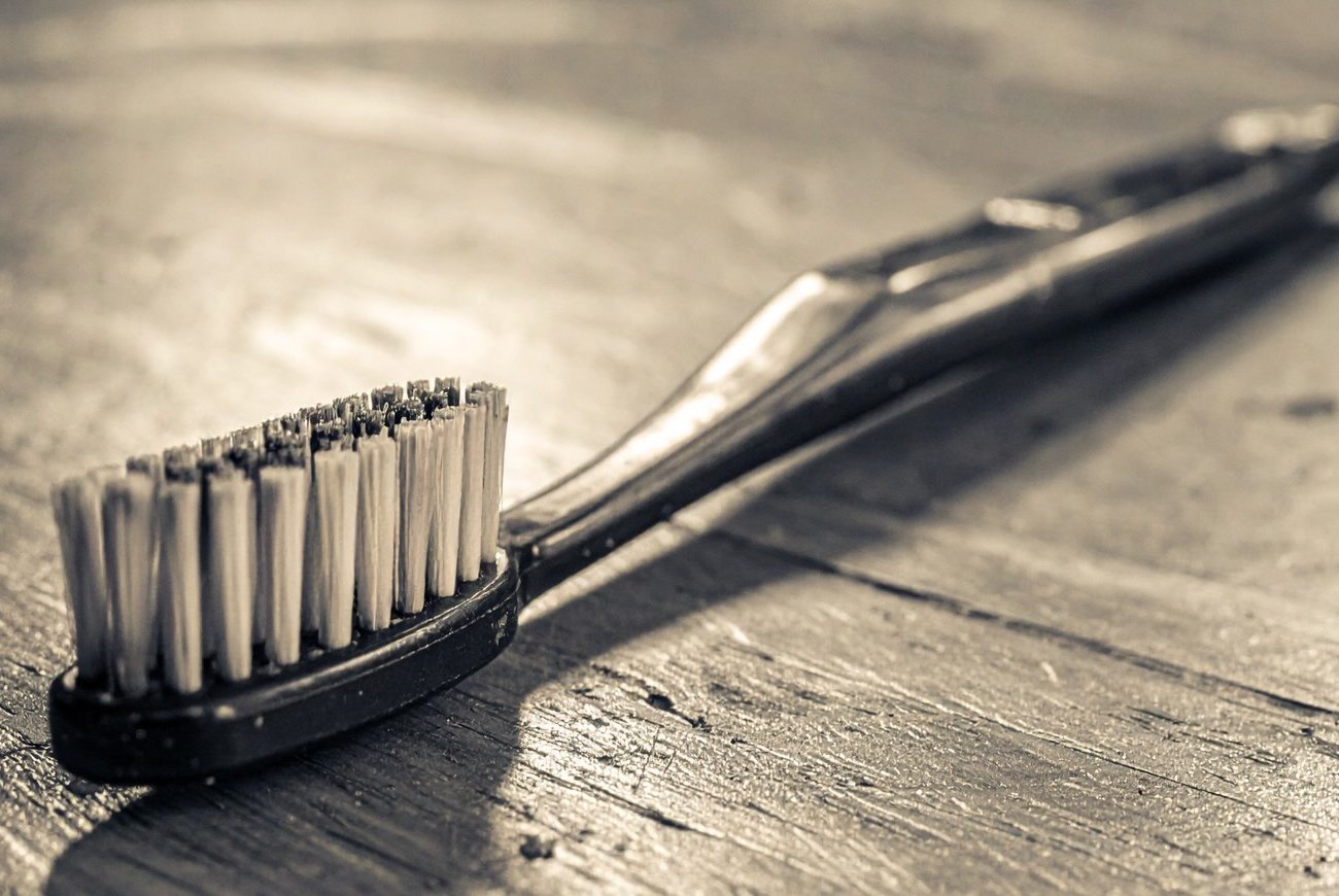 Забудьте о дорогих средствах от пятен: запомните 3 шага применения старых зубных щеток