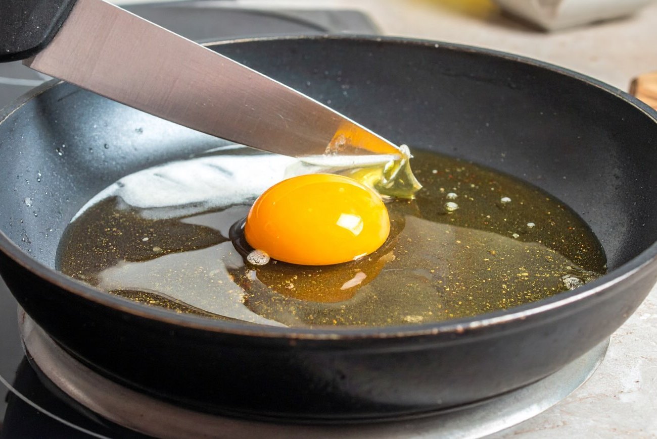 Не разбивайте яйца ножом никогда: запомните важную причину, о которой многие не знают