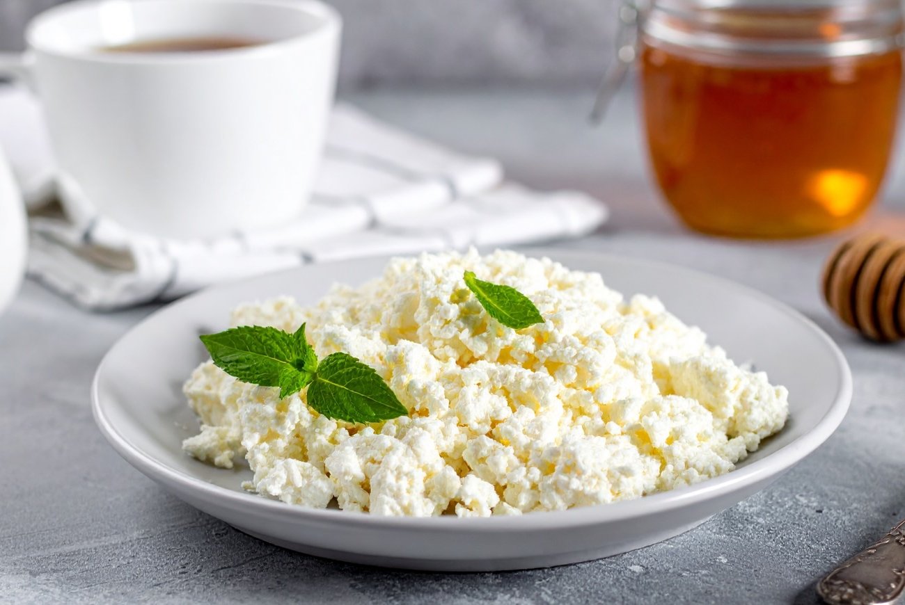 Творог перед сном ускорит метаболизм: врачи объяснили, почему это работает