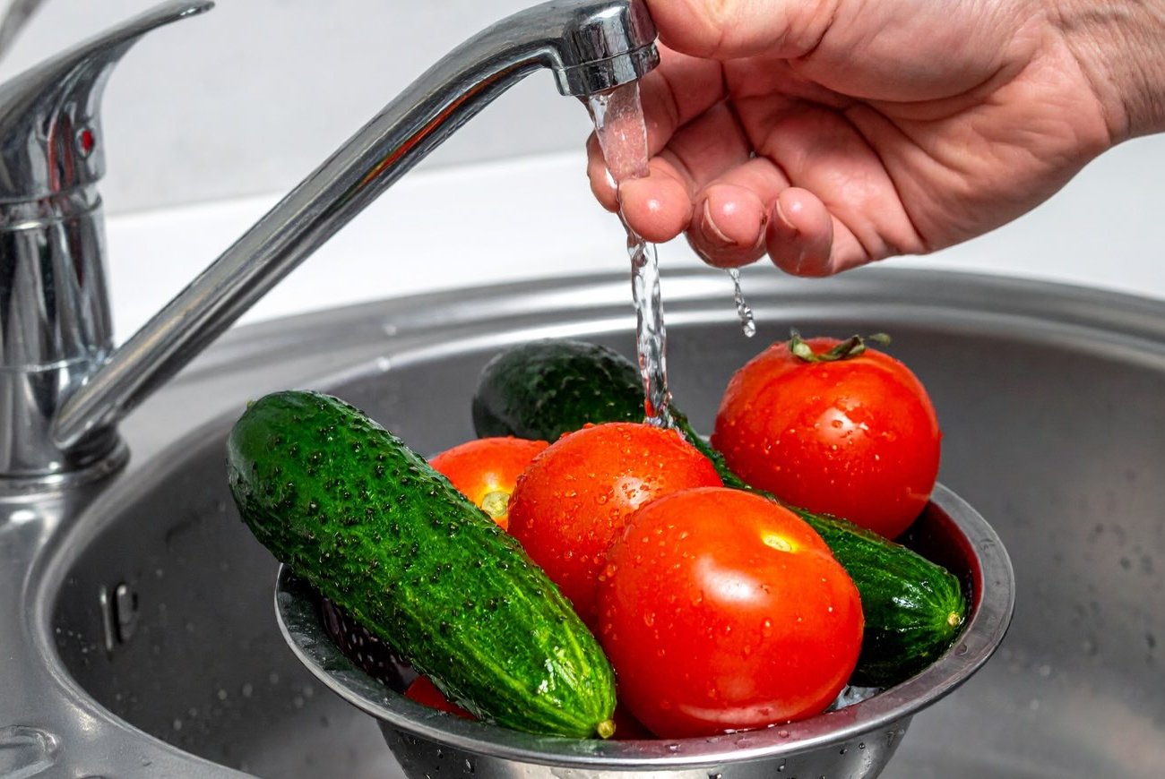 Парафин и пестициды с овощей исчезают моментально: запомните способ правильной обработки