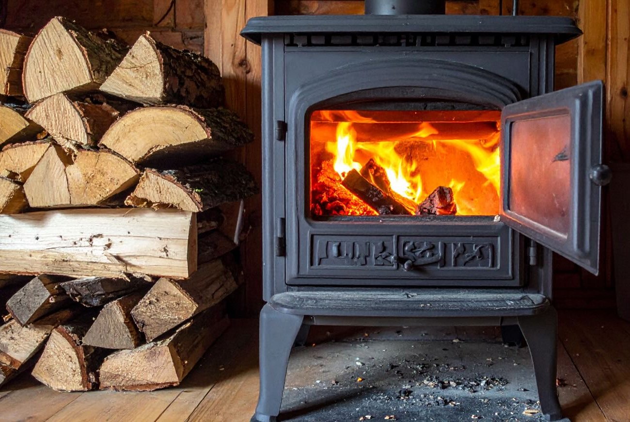 Печь прослужит десятилетия, если не топить её этими дровами: всем дачникам на заметку