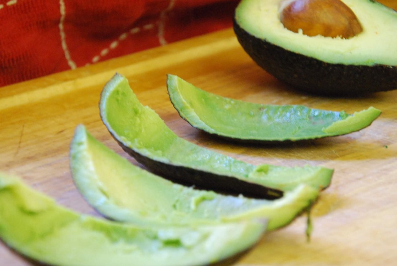 Кожура авокадо больше не летит в мусорку: узнала о её пользе и изменила привычки