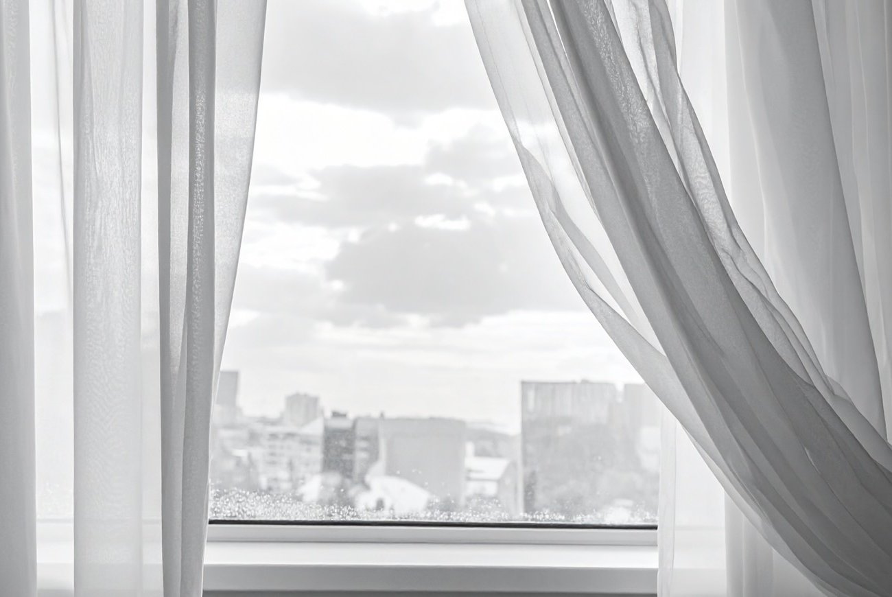 Тюль станет белоснежным без кипячения: всего 5 щепоток копеечного средства творят чудеса