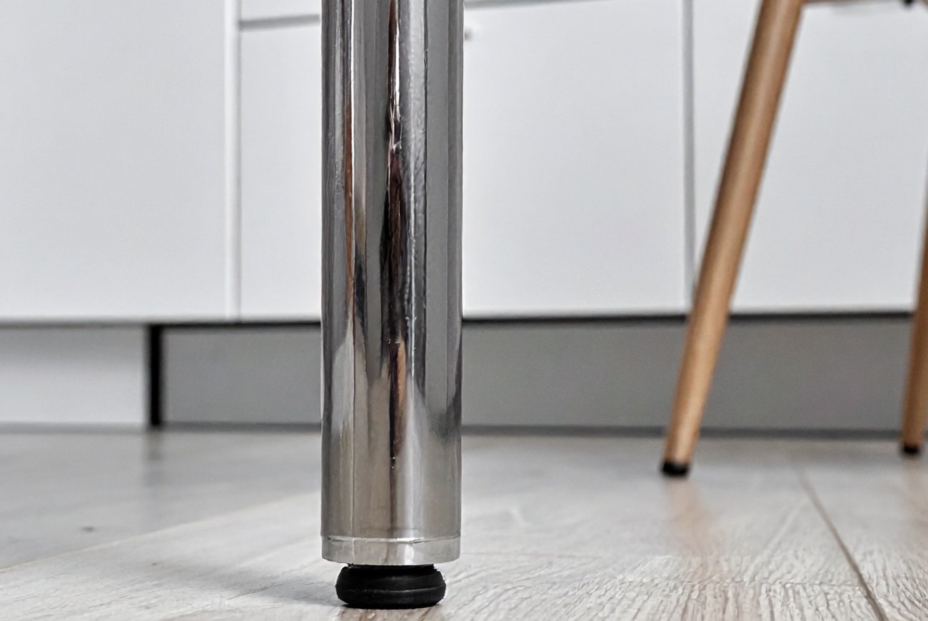 Хромированные ножки стола и стула снова заблестят как новые: простой способ удаления ржавчины