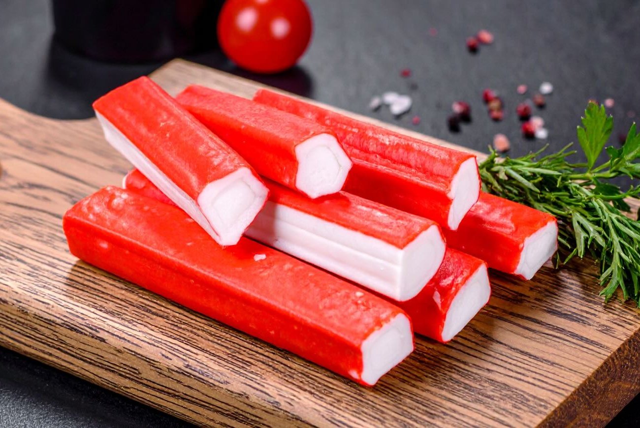 Бросаю крабовые палочки на сковороду и удивляю гостей: хитрый способ для вкусного салата