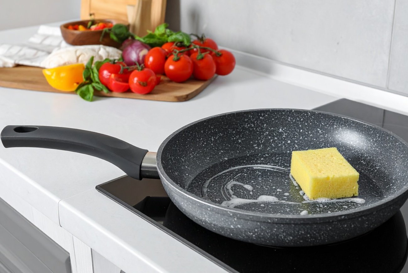 Как вернуть сковороде первозданный вид без агрессивной химии: народный способ, которым пользовались наши бабушки