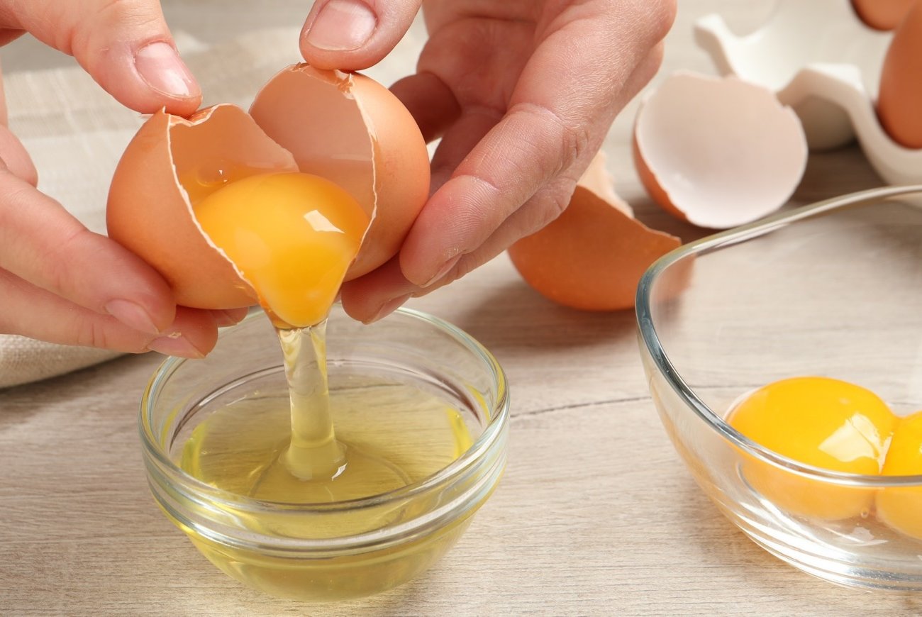 Белок и желток разделятся мгновенно: 5 быстрых способов, о которых вы не знали раньше