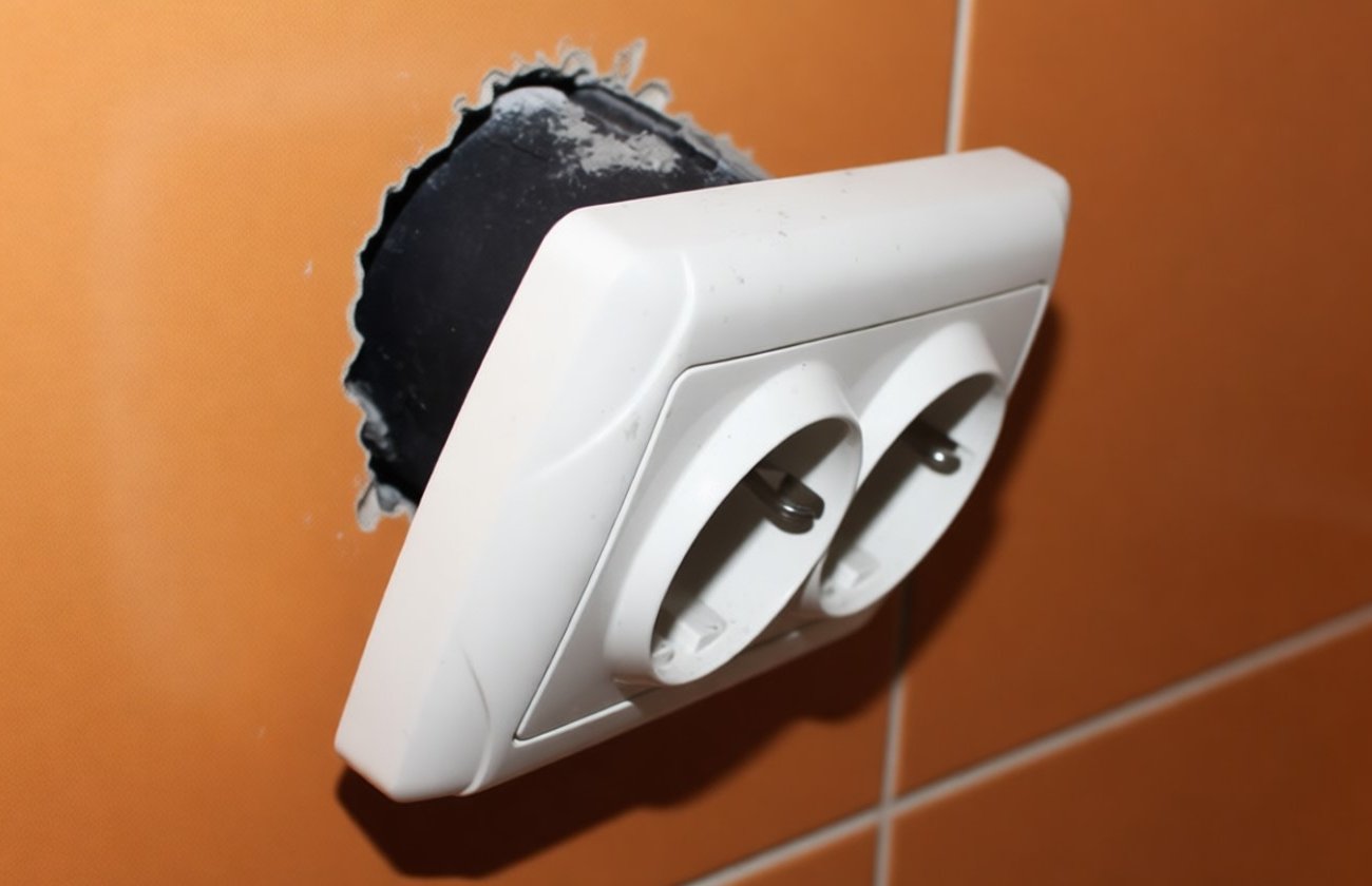 Как закрепить выпадающую розетку в стене за 15 минут: два простых способа без вызова мастера